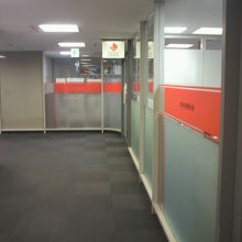 香港政府観光局東京事務所が入っている２階の廊下部分です。