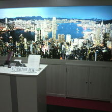 香港政府観光局東京事務所の内部のスクリーン受付の様子です。