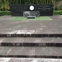 立派な記念碑が日本語と英語で書かれている