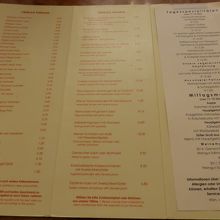 食事メニューは英語も併記。ケーキはドイツ語のみ。