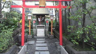 有楽稲荷神社は、有楽町駅の北側の有楽町電気ビルの前にあります。