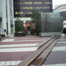 有楽稲荷神社は、有楽町電気ビル(左側)の南側にあります。