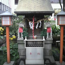 有楽稲荷神社の本社の様子です。灯篭が左右にあります。