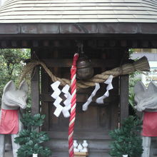 有楽稲荷神社の本社を近くで撮影しました。小さな造りです。