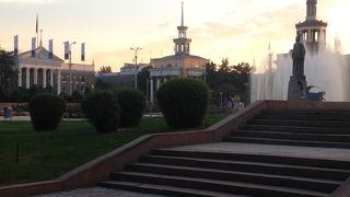 ビシュケクの中心地、アラトー広場