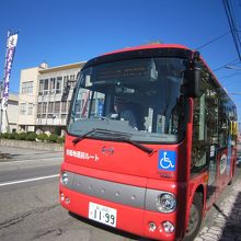 魚津市民バス　東回りの赤色のバス