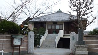 夏目坂沿いです