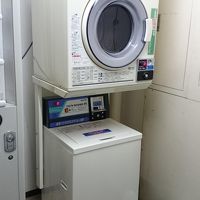 ホテル内のコインランドリー。