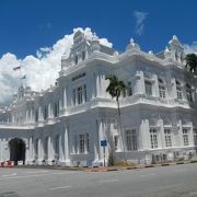 真っ白な市庁舎