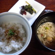 麩のそぼろが乗った御飯