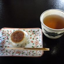 デザートのお饅頭と薬草茶