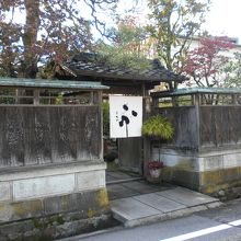 白地に黒々と大きく「ふ」と書かれたのれんが印象的な入口