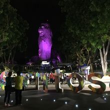 夜も光って目立つ