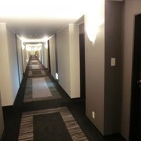 シックな内装の通路。