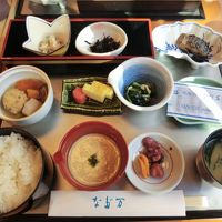 ホテル内、なだ万の和朝食。