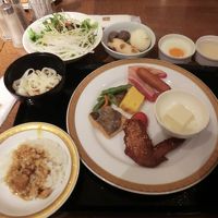 ホテル内、モンマントルのビュッフェスタイルの朝食。