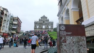 マカオの世界遺産の中で一番混み合っています。