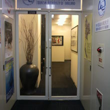 タイ国政府観光庁日本事務所の入口の様子です。２階にあります。