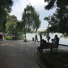 湖の周りは整備された公園になっている。