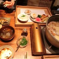 夕食の一部。芋煮がのぞける。