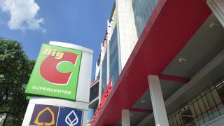 伊勢丹の向かい側です