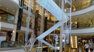 吹き抜けの素敵な店内です