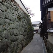 2015年11月ただのお寺の石垣です。大阪城の石垣とかとは、比べものになりませんが、港町の路地の奥に突然現れるところに価値があります。