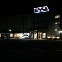 ホテルなみ、外観の夜景。