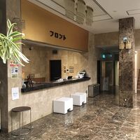 ホテルなみ、フロント。