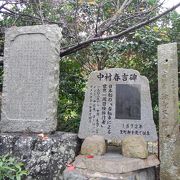 2015年11月大崎下島　御手洗にある神社です。菅公の井戸があります。菅公の歌 「我たのむ　人をむなしくなすならば　天が下にて名をやなかさん」を刻んだ、自然石の大きな歌碑があります。