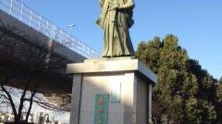 隅田川沿いの気持ち良い公園内にある