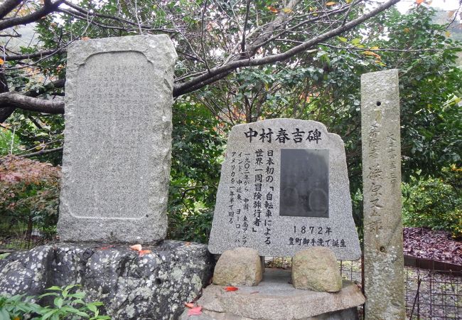 2015年11月大崎下島　御手洗にある神社です。菅公の井戸があります。菅公の歌 「我たのむ　人をむなしくなすならば　天が下にて名をやなかさん」を刻んだ、自然石の大きな歌碑があります。