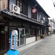 【要注意】2015年11月時計屋さんですが、店頭の赤い掛け時計も青と白の看板時計も時刻はあっていません。