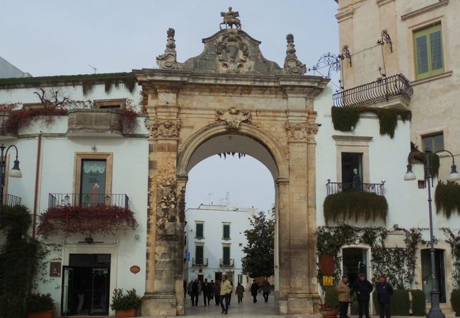 マルティーナ・フランカの旧市街の入口です
