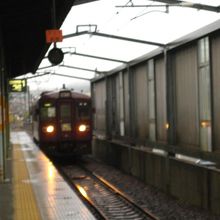 ホームに入ってくる渡良瀬渓谷鉄道の列車