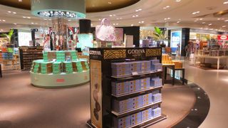 ブランド品のお店がずらーり！