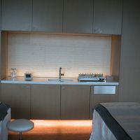 ダブルのトリートメントルーム　奥にはアンヌセモナンの化粧品が