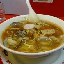 あさり醤油ラーメン。辛いわけではないけれど、味が濃い。