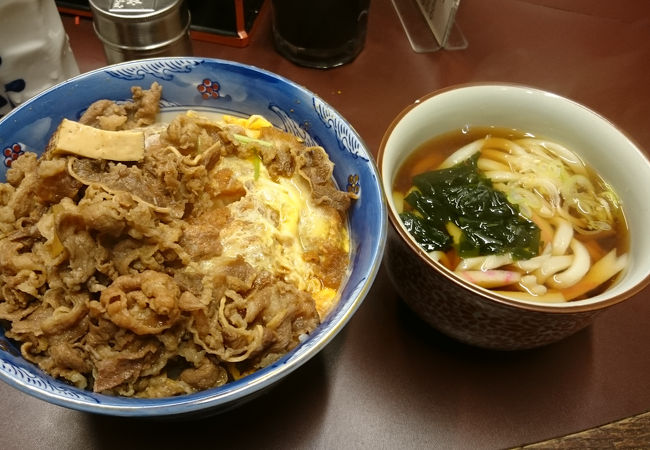 カツ丼と牛丼が一度に楽しめる！