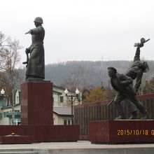 革命戦士のモニュメントのようだった。