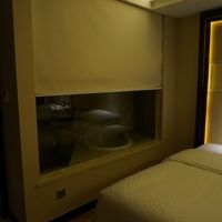 バスルームが丸見え。カーテンを下ろせばOK.