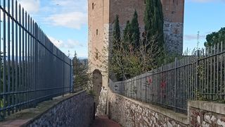 街の北側の立派な門