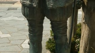 外国人の像があります