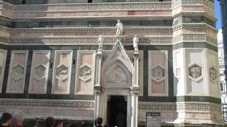 高さ約84m、大理石で作られているゴシック様式の塔