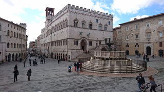 街の中心、広場の噴水