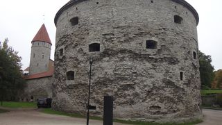 タリン旧市街への入り口にそびえるまあるい塔