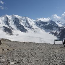 ロープウェイをおりてみたらこんなガレ場でビックリ。