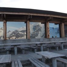 休憩スポット。建物内にレストランと宿泊施設あり。