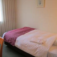 レースカーテンのみではお向かいさんから丸見えのシングルルーム