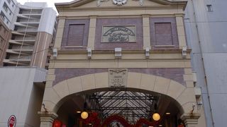 歴史あるアーケード街